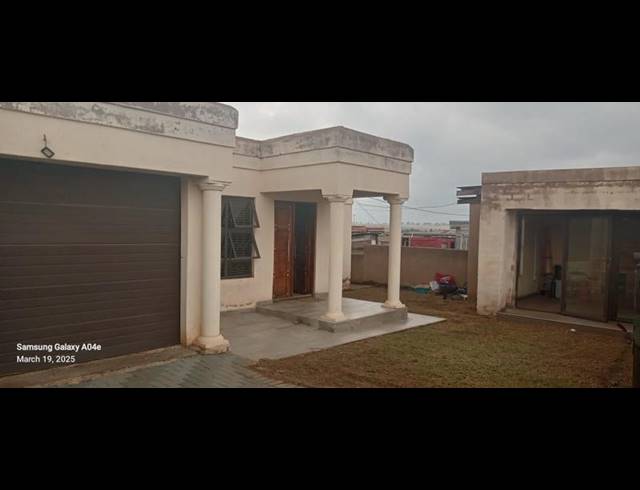 2 BEDROOM TOWNHOUSE FOR SALE IN BOTLENG EXT 4
